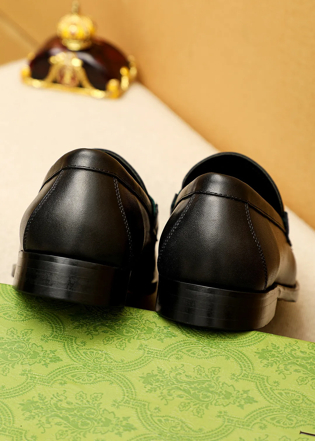 Men's shoes 💰480 💐 Product trademark: GUCCI "Gucci" casual leather shoes Regular size: 38-44 (45.46🉑️customized) Product materials: Selected imported first-layer calfskin embossed upper + luxury hardware buckle, imported water-dyed cowhide leather lining. Strong three-dimensional visual effect, original outsole color: 2 colors available